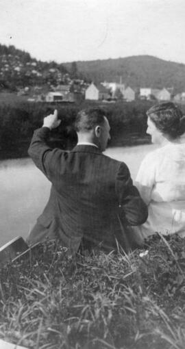 Un homme et une femme sur le bord d'une rivière