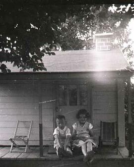 Deux enfants près d'une cabane