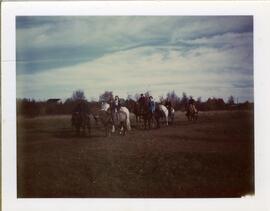 Membres de la famille Vohl au chalet de Roland à cheval