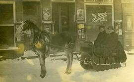 Voiture à cheval en face du Studio Z Pagé