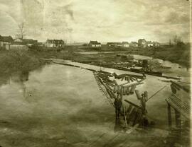 Au-dessus de la chaussée - Draveurs - Billots - Estacades - St-Casimir – n&b.