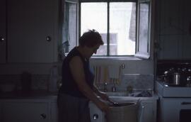 Femme dans une cuisine