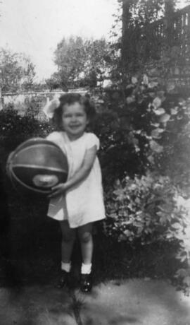 Une fillette qui tient une balle