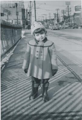Enfant seul sur un trottoir