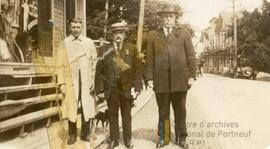 Photo de trois hommes en pleine rue