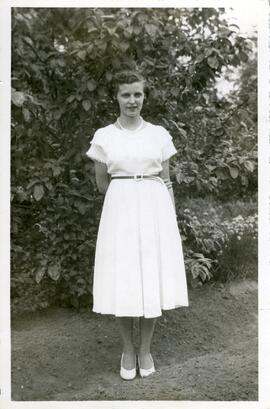 Fleurette Vohl dans la cour de ses parents