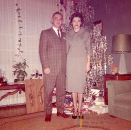 Homme et femme devant un sapin de Noël