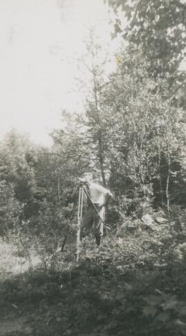 Personne qui regarde dans des jumelles