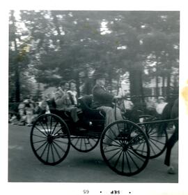 Trois personnes sur une carriole