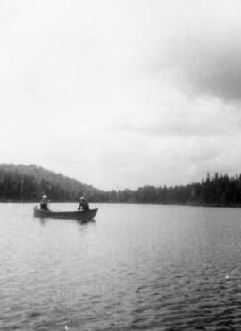 Deux personnes dans une chaloupe