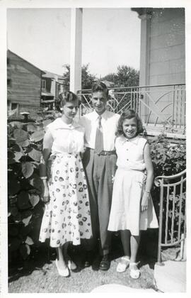 Fleurette Vohl, Julien-Marie Vohl devant la maison familiale