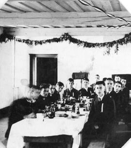 Repas avec treize personnes