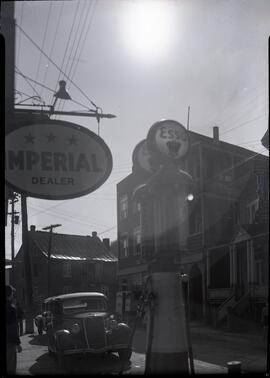Éclipse solaire devant le garage Readman, sur la rue St-Pierre
