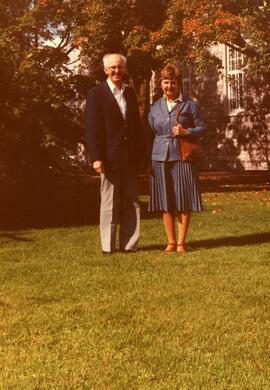 Gérard Cloutier (ancien vicaire) et Claudine Vohl devant l’église de St-Marc