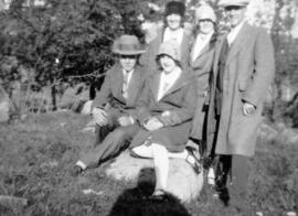 Trois hommes et deux femmes