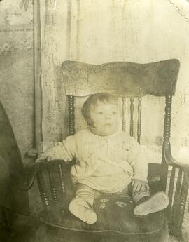 Jeune enfant assis sur une chaise