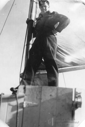 Photo d’un militaire sur un bateau