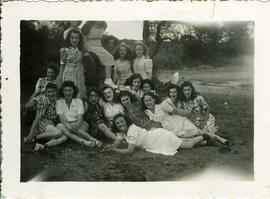 Jeunes femmes assises dans l'herbe