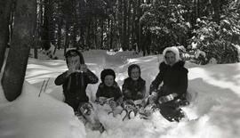 Vachon Roger Alexandre Louisette Rollande assis dans la neige