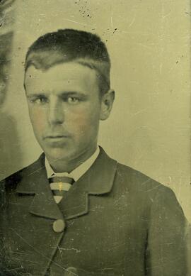 Photographie d’un jeune homme.  Photographie sur métal