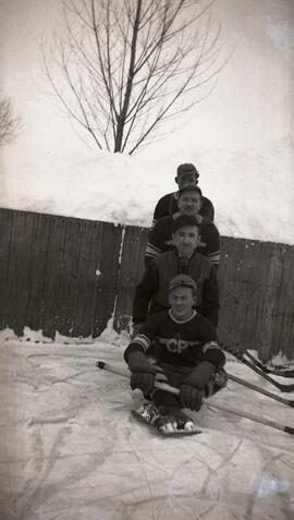 Vachon Raymond Homme inconnu Anderson Norman Vachon Adélard en joueurs d'hockey en ligne un en arrière de l'autre