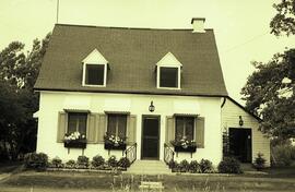 Propriétaire actuel Mme Henri Paquin - Propriétaire original M Vézina - 244 des Érables
