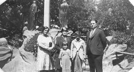 Un homme, deux femmes et deux enfants