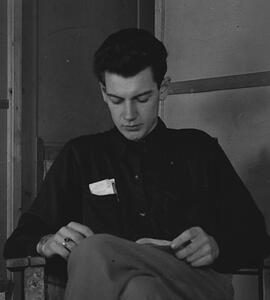Homme fessant la lecture d'un livre