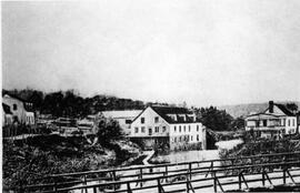 « La maison, la meunerie et le moulin à scie de Monsieur Xavier Piché et le moulin à carde de M. Hector Piché vers 1900 »