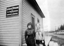 Deux femmes près de la Caisse Populaire de St-Bernardin de la Rivière-à-Pierre