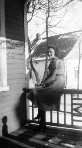 Une femme sur une galerie