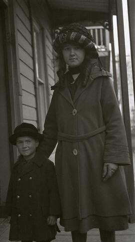 Paradis, Léo et Kid Roy chez M Fortin et Jeannette - Enfant et femme sur perron