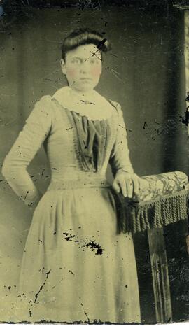 Photographie d’une jeune femme.  Photographie sur métal
