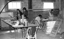 Intérieur musée - au travail : Lise Hamelin , Bernadette Sauvageau, fille assise, René Courteau et Nicole Guilbault