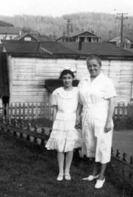 Une femme avec une jeune fille