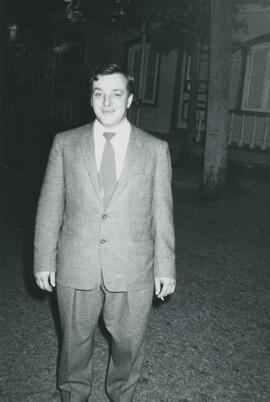 Homme qui tient une cigarette