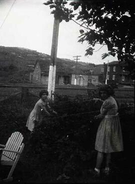 Deux fillettes à l'extérieur