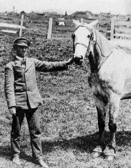 Un homme avec son cheval