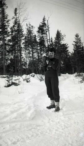 Vachon Rollande en hiver avec un chat dans les bras
