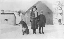 Jeune femme un enfant et un chien