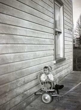 Enfant inconnu assis sur une chaise à roulettes