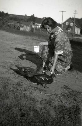 Une femme inconnue avec deux canards
