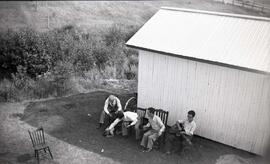 Homme inconnu Petit garçon Homme inconnu Bédard Herman Vachon Maurice assis à côté du garage d'Arthur Vachon