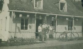 103 rue Chavigny - carte postale Paul-Henri Lévesque - 3 personnes à l'extérieur - drapeaux