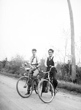 Deux hommes à bicycle