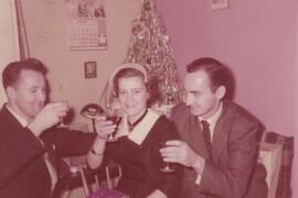 Adultes devant un sapin