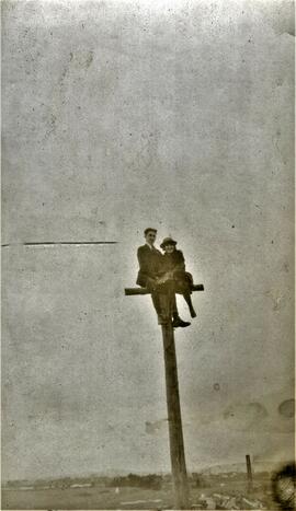 Adrien Vohl et une femme sur un poteau