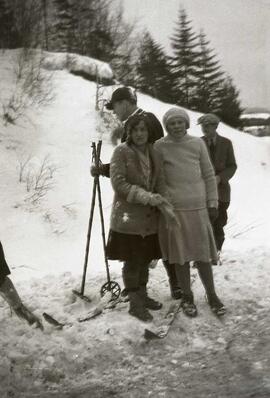 Deux femmes et deux hommes inconnus en skis