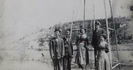 Quatre personnes près d'une tour