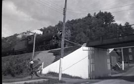 Train passant sur un viaduc